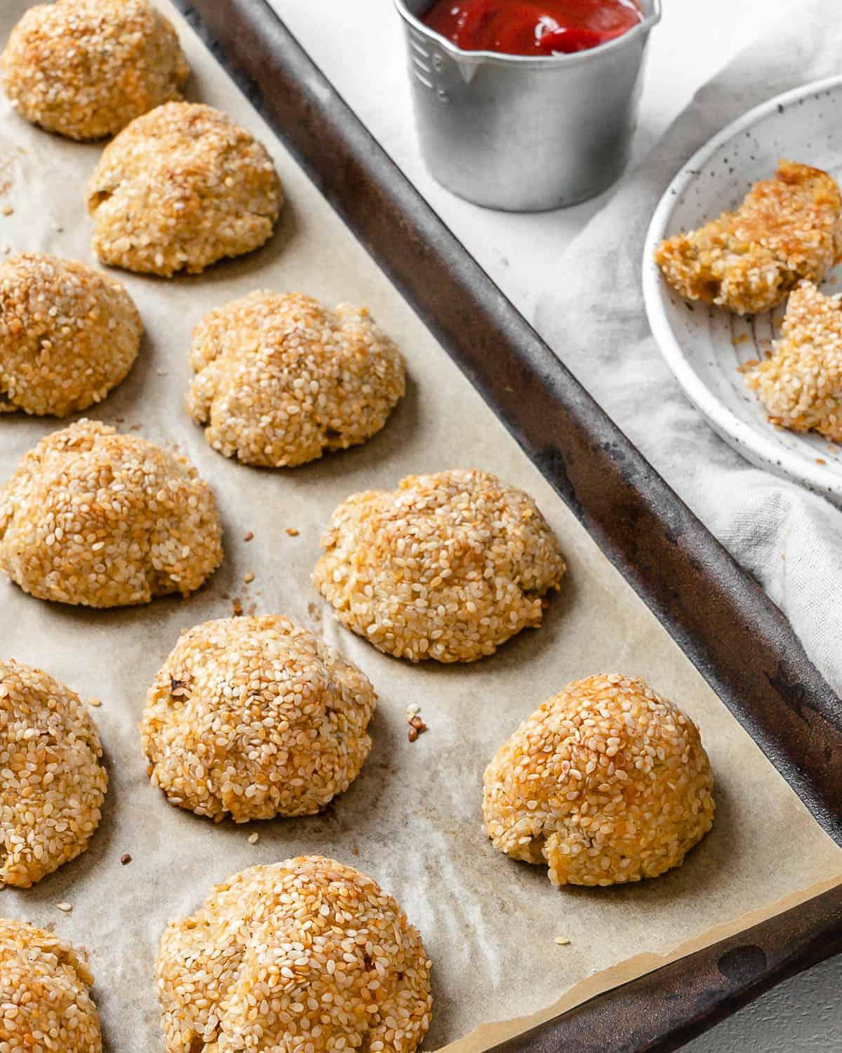 30 einfache vegane Kartoffelrezepte 11 Fertige Sesam-Kartoffel-Puffs auf einem Backblech