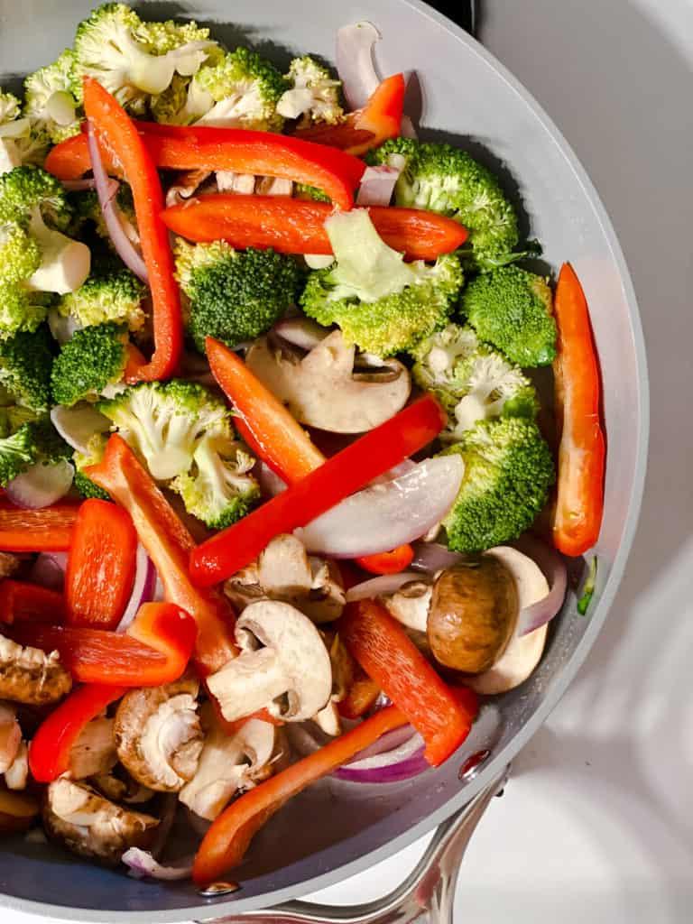 Gesunder Gerösteter Kartoffelsalat 11 Prozessaufnahme: Kochvorgang von Gemüse in einer Pfanne, gleichmäßiges Anbraten wird sichergestellt