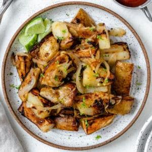 Knusprige Bratkartoffeln Rezept 11 Fertige knusprige Bratkartoffeln auf einem weißen Teller angerichtet
