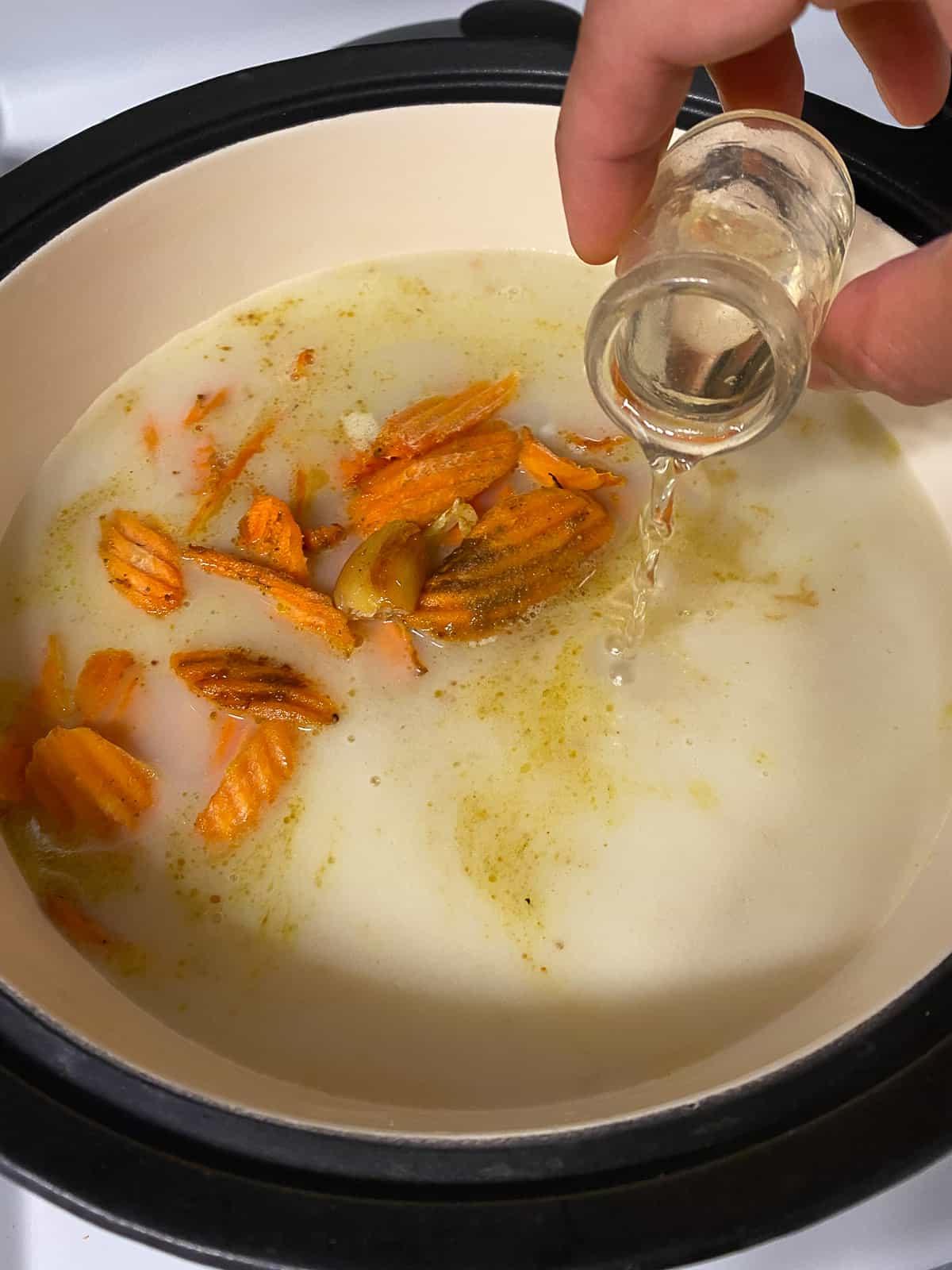 Karotten-Curry-Suppe mit Nudeln 11 Essig in den Topf geben