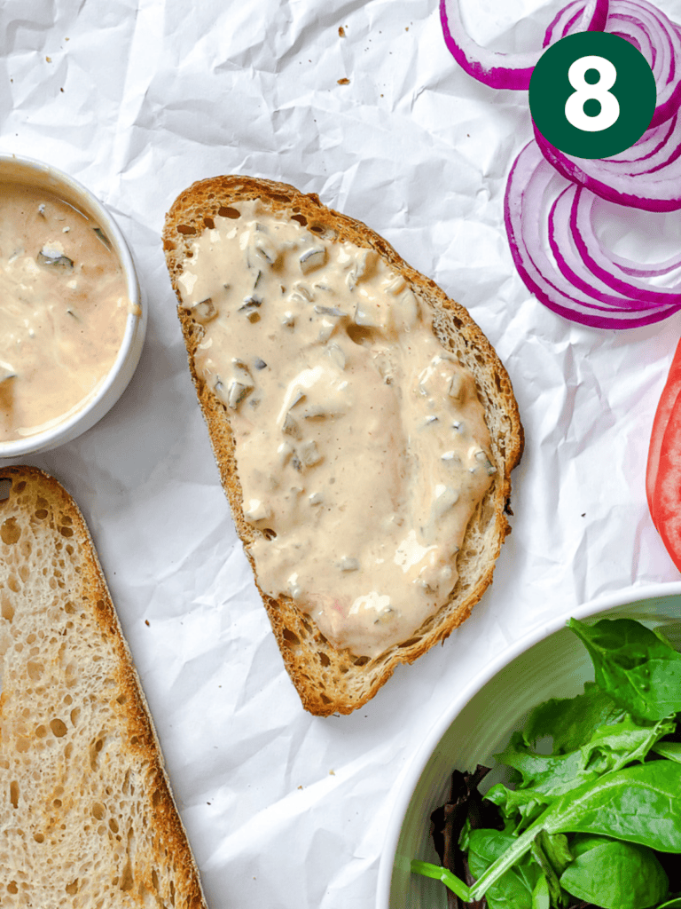 Tempeh-Sandwich 11 Zubereitungsschritt: Soße auf Brot für Tempeh auftragen