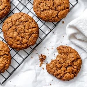 Lebkuchen-Haferflocken-Kekse 11 Fertige Lebkuchen Haferkekse auf einem Abkühlgitter