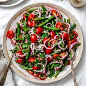 Grüner Bohnensalat 11 Fertig angerichteter grüner Bohnensalat auf einem Teller
