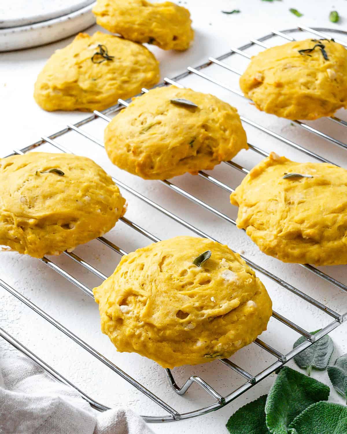 Butternusskürbis-Salbei-Gebäck 11 Fertige Butternut-Kürbis-Salbei-Biscuits auf einem Kuchengitter ausgelegt.