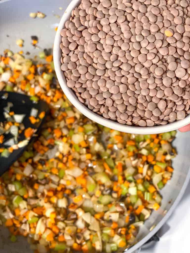 Veganer Linsen-Hirtenkuchen 11 Prozessaufnahme: Linsen werden in die Pfanne zur Gemüsemischung gegeben