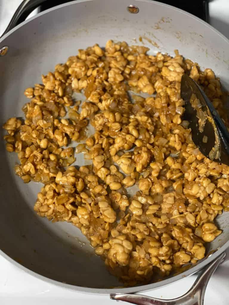 Pfannengebratenes Tempeh mit Ingwer-Sojasauce 11 Schritt 8: Zutaten in der Pfanne vermischen
