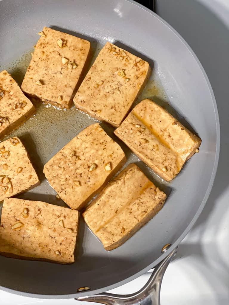 Einfaches Tofu Adobo 11 process shot showing tofu on skillet