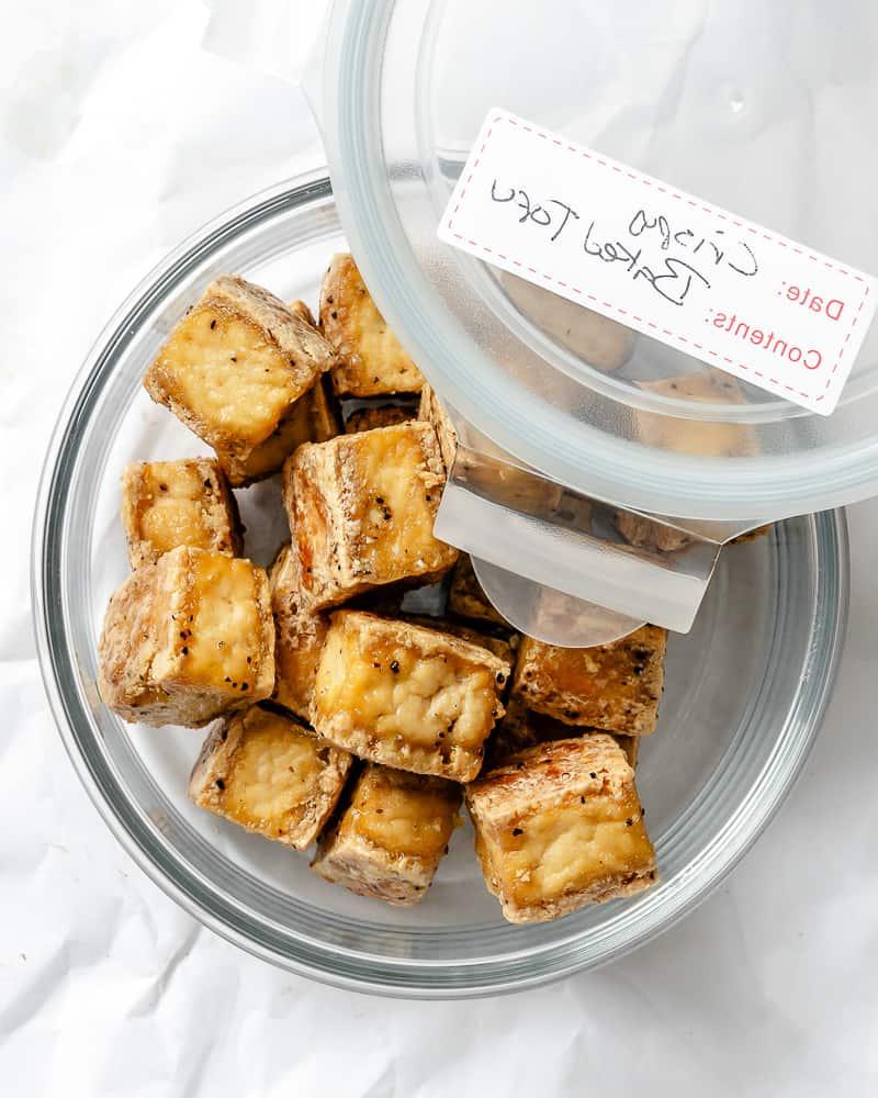 Knuspriger Gebackener Tofu 11 Fertiger knuspriger Back-Tofu in einem Vorratsbehälter
