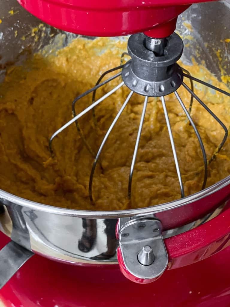Veganer Süßkartoffelkuchen 11 Prozessaufnahme des Mischens der Zutaten für den Süßkartoffel-Kuchen