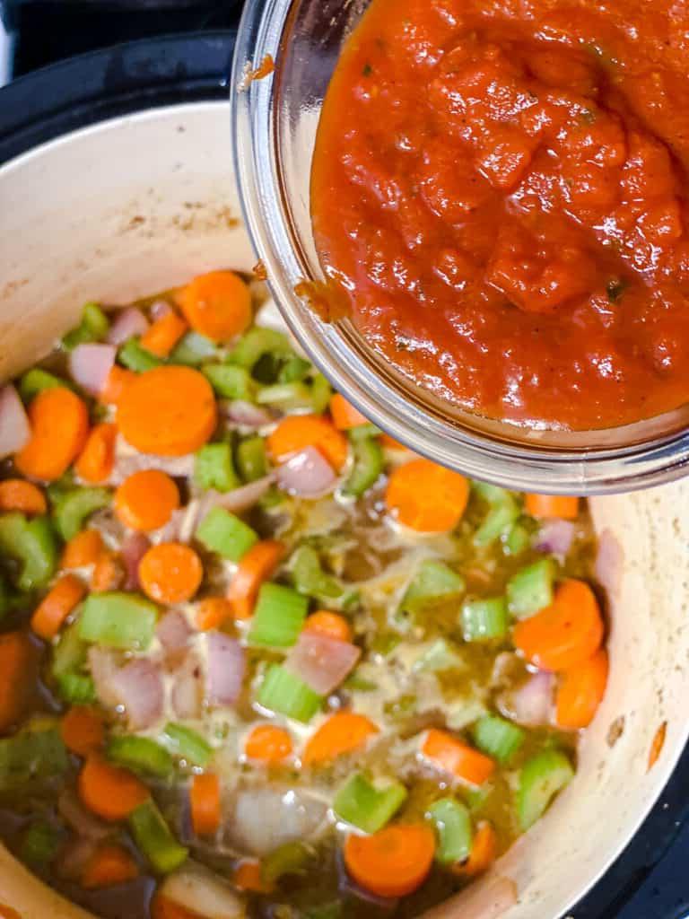 Prozessaufnahme: Tomatenmarinade in den Topf geben