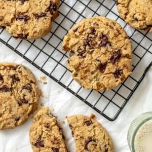 Fertig gebackene milchfreie Chocolate Chip Cookies auf einem Gitterrost und einer weißen Oberfläche