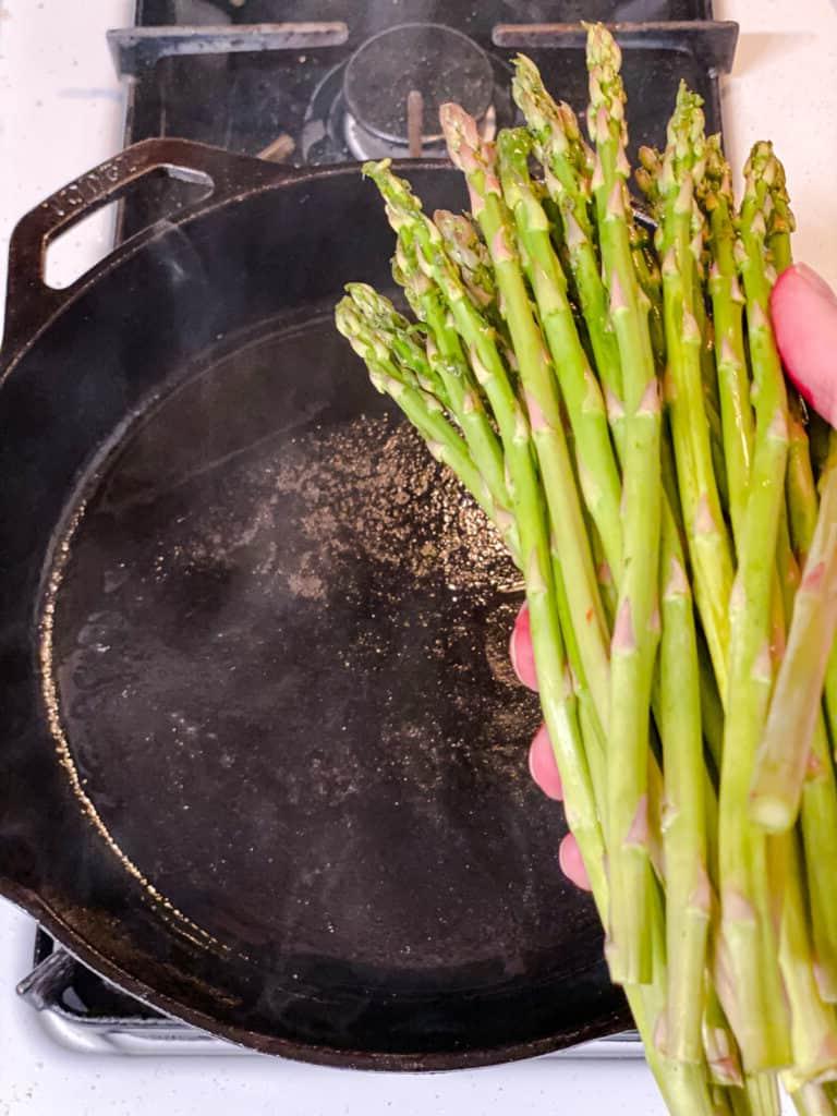 Gesunde Quinoa Gemüse-Bowl 11 Verarbeitungsschritt: Spargel in Pfanne geben
