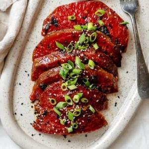 Fertiger veganer Wassermelonen-Thunfisch (Sashimi + Steaks) auf einem Backblech