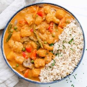 Fertige Schüssel mit Butternut-Kürbis-Curry und Reis