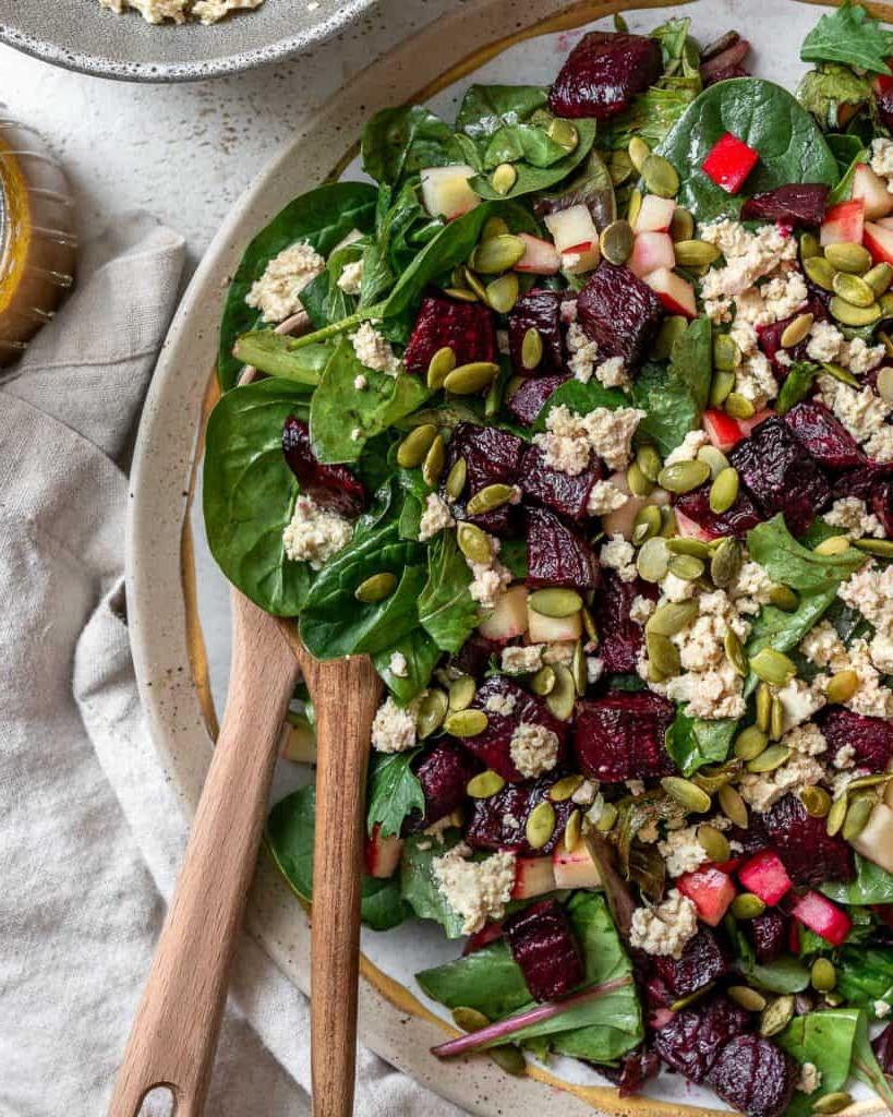 Veganer Gebratener Rote-Bete-Salat (Mit ‘Feta’ und Apfel) 11 Fertiger Veganer Rote Bete Salat (mit ‚Feta‘ und Apfel) auf einem Teller angerichtet