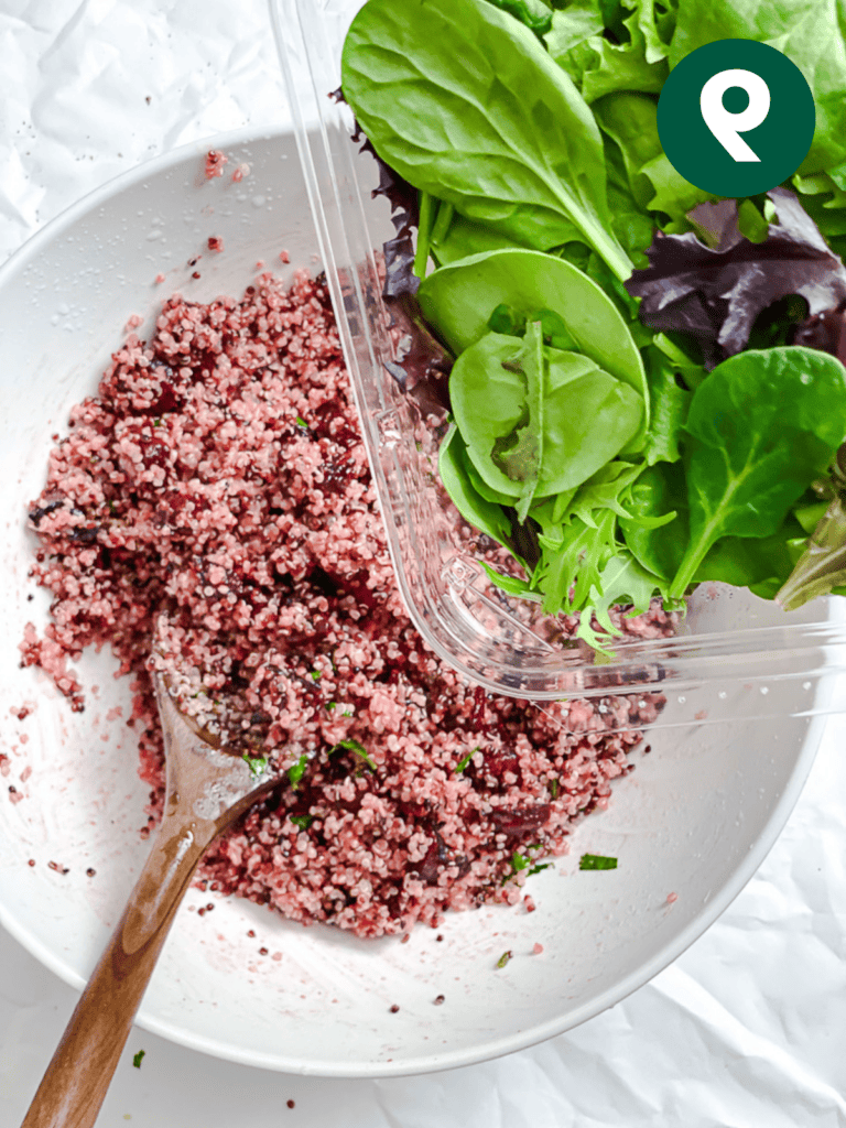 **Gerösteter Rote Bete und Quinoa Salat** 12 Gemischtes Blattgemüse in die Schüssel geben