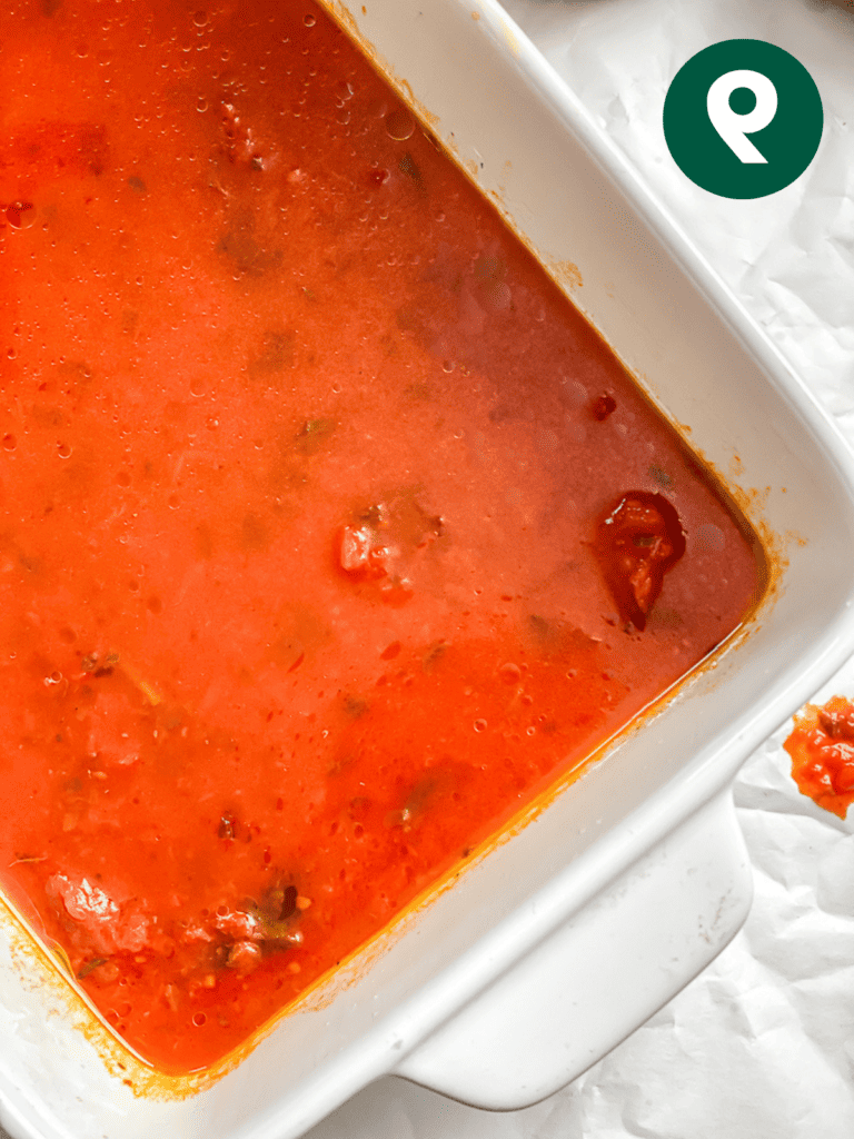 Vegane Auberginenlasagne 12 Zubereitungsschritt: Tomatensaucenmischung in der Form