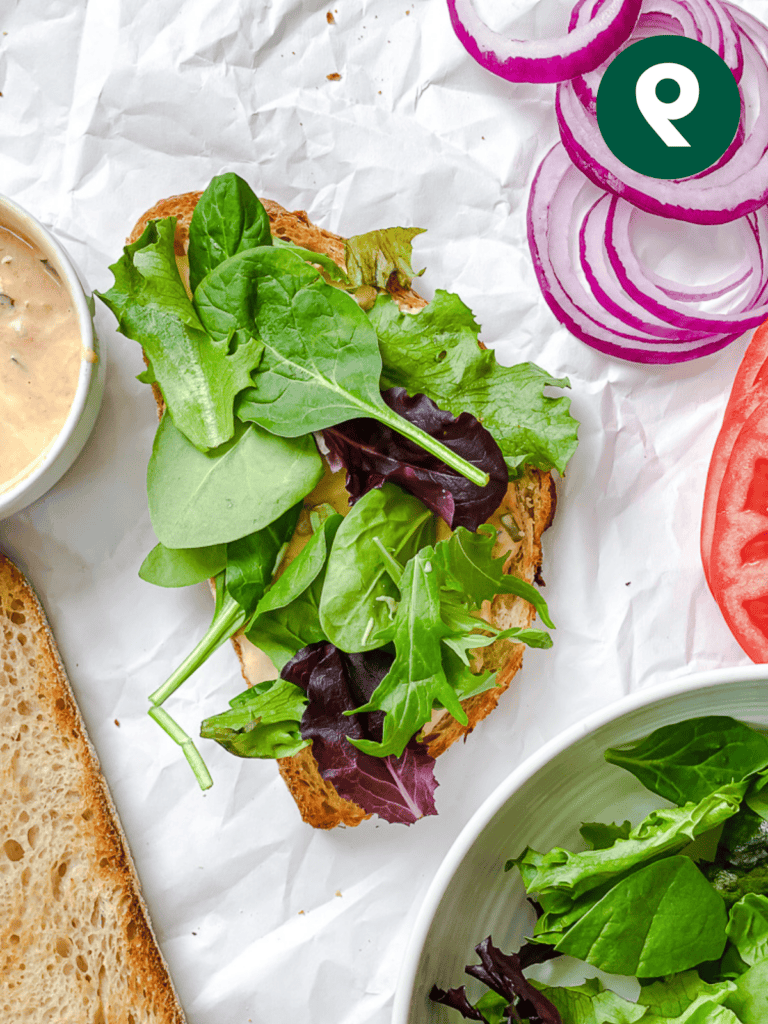 Tempeh-Sandwich 12 Zubereitungsschritt: Salat zum Sandwich hinzufügen