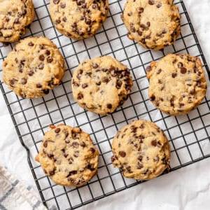 Alles-Drin-Kekse 12 Fertige Kitchen Sink Cookies auf einem Abkühlgitter