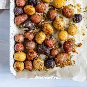 Geröstete Rosmarinkartoffeln 12 completed Roasted Rosemary Potatoes in a white tray