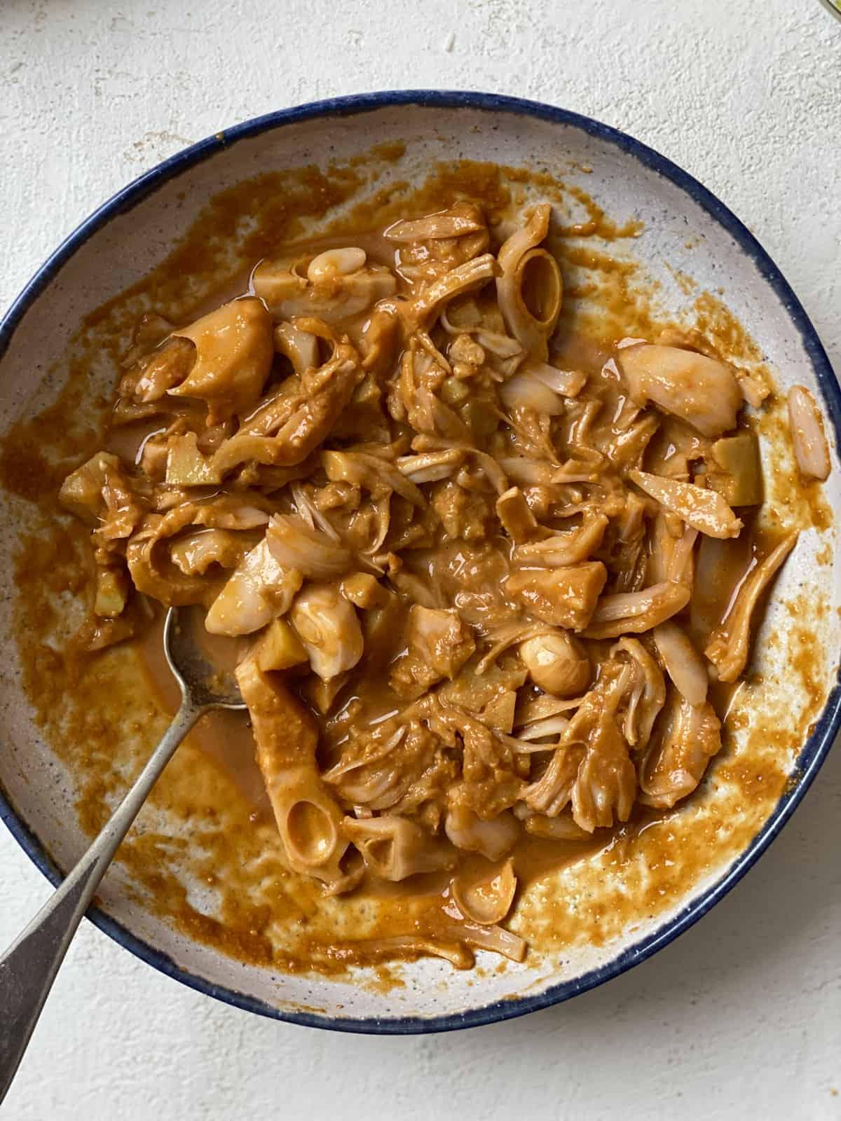 Jackfrucht-Salatwickel 12 Zubereitungsschritt: Jackfrucht und Sauce in einer Schüssel vermischen