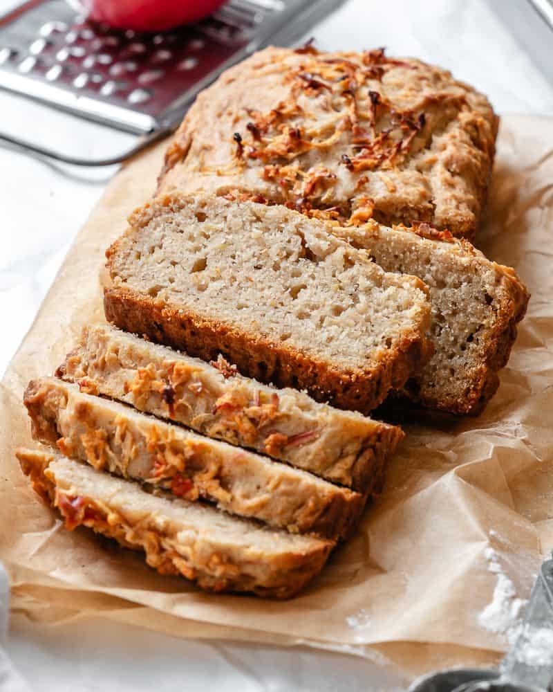 Apfel-Zimt-Brot 12 Geschnittenes Apfel-Zimt-Brot auf einem Stück Backpapier.