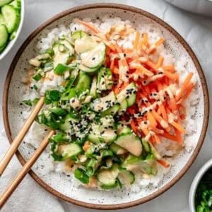 Sushi-Schüssel 12 Eine vegane Sushi Bowl mit Reis und Gemüse.