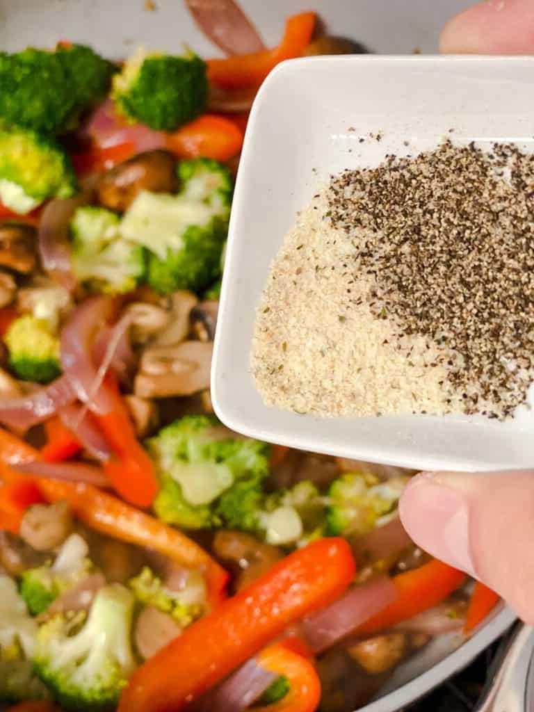 Gesunder Gerösteter Kartoffelsalat 12 Prozessaufnahme: Gewürze werden zum Gemüse in die Pfanne gegeben und gut vermischt