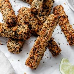 Vegane Fischstäbchen 12 Fertige vegane Fischstäbchen auf einer weißen Oberfläche