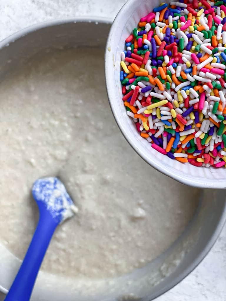 Schrittbild: Streusel zum Teig hinzufügen