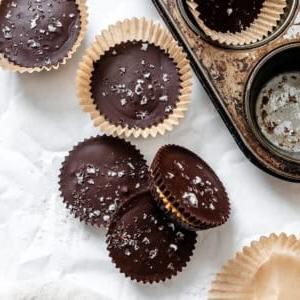 Fertige vegane Erdnussbutter-Cups auf einer weißen Oberfläche