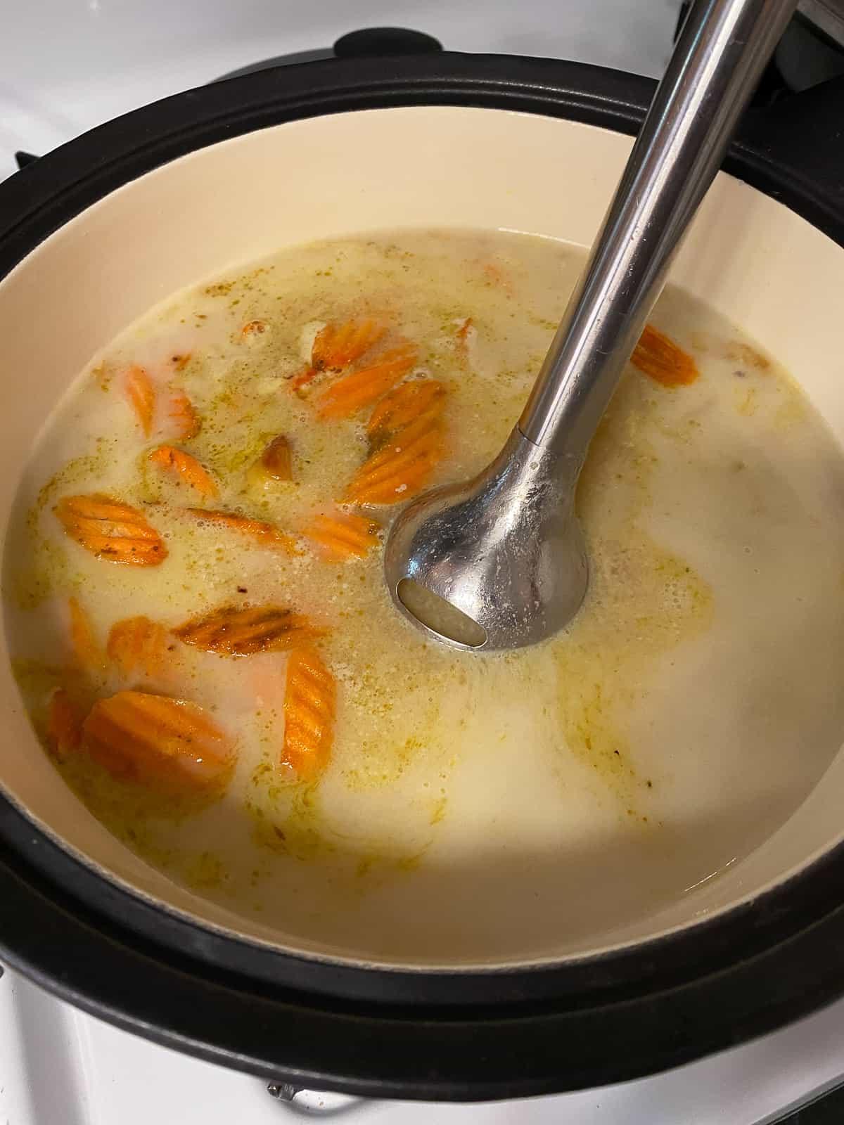 Karotten-Curry-Suppe mit Nudeln 12 Verwenden eines Stabmixers im Topf