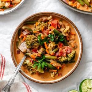 **Veganes Rotes Thai-Curry (30 Minuten)** 11 Fertiges veganes rotes Thai Curry (30 Minuten Gericht) auf einem Teller angerichtet