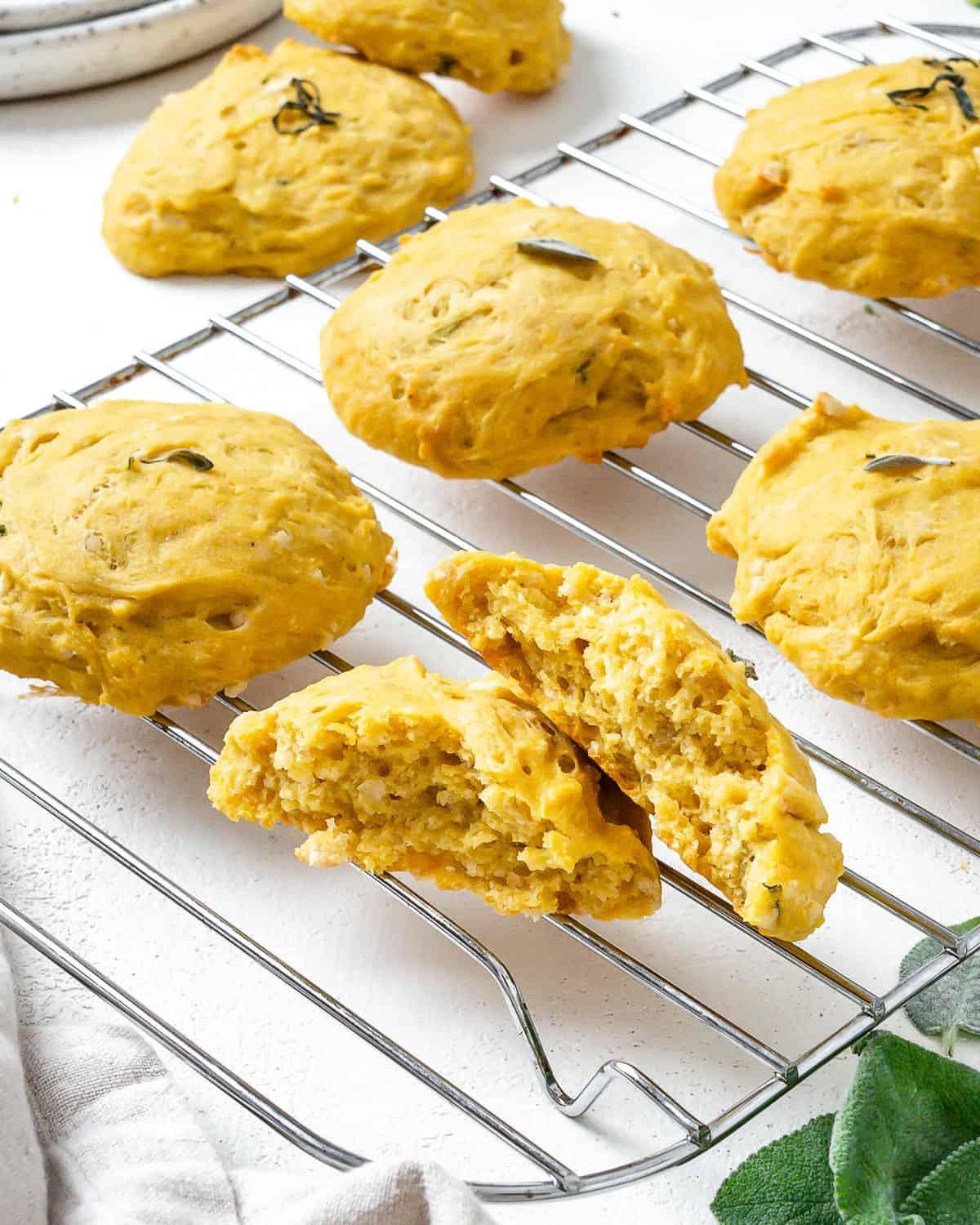Butternusskürbis-Salbei-Gebäck 12 Fertige Butternut-Kürbis-Salbei-Biscuits auf einem Kuchengitter ausgelegt.
