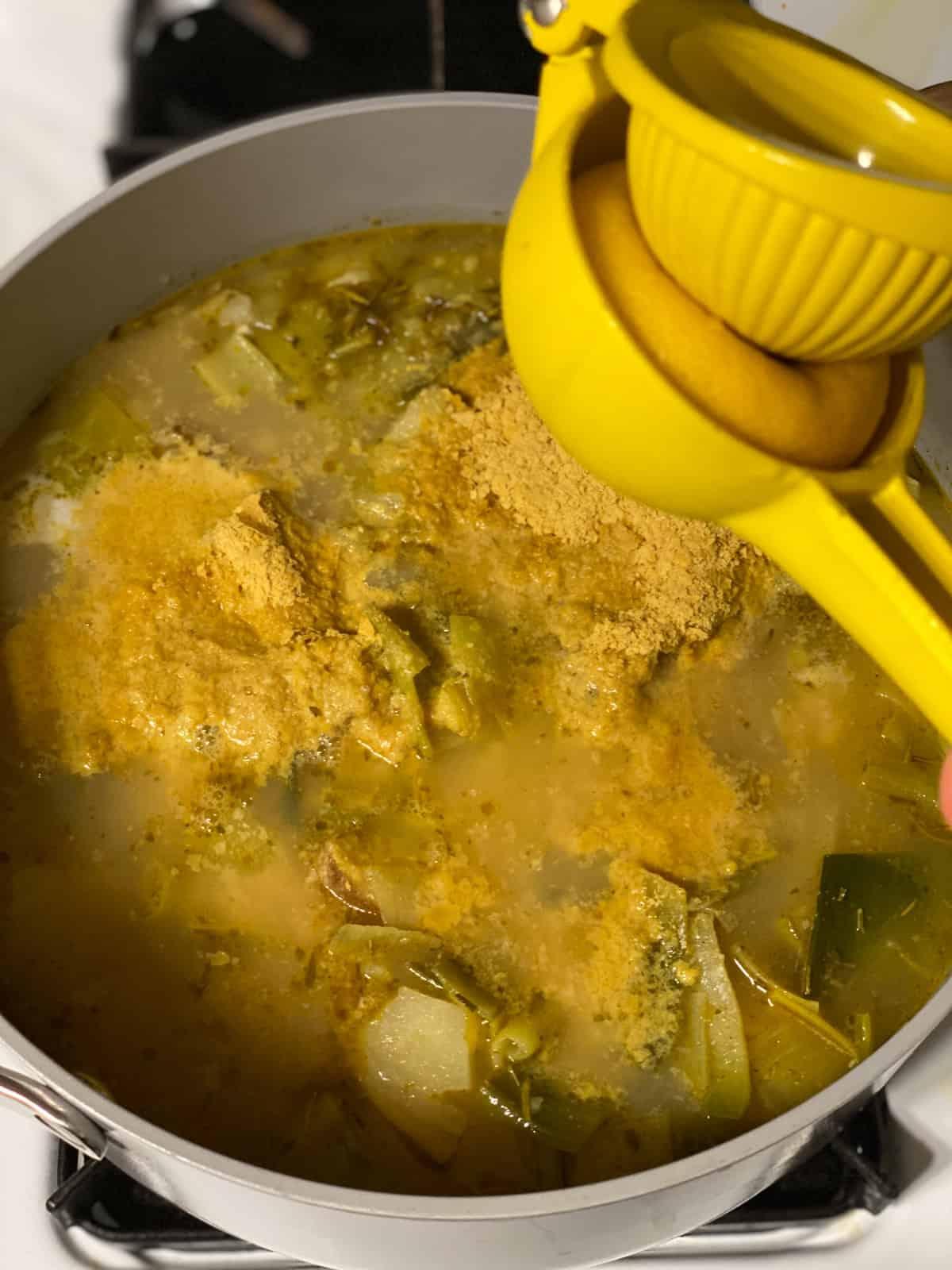 Prozessaufnahme: frischen Zitronensaft in den Topf geben