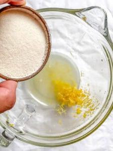 Prozessaufnahme zeigt das Hinzufügen von Zucker in Küchenmaschine