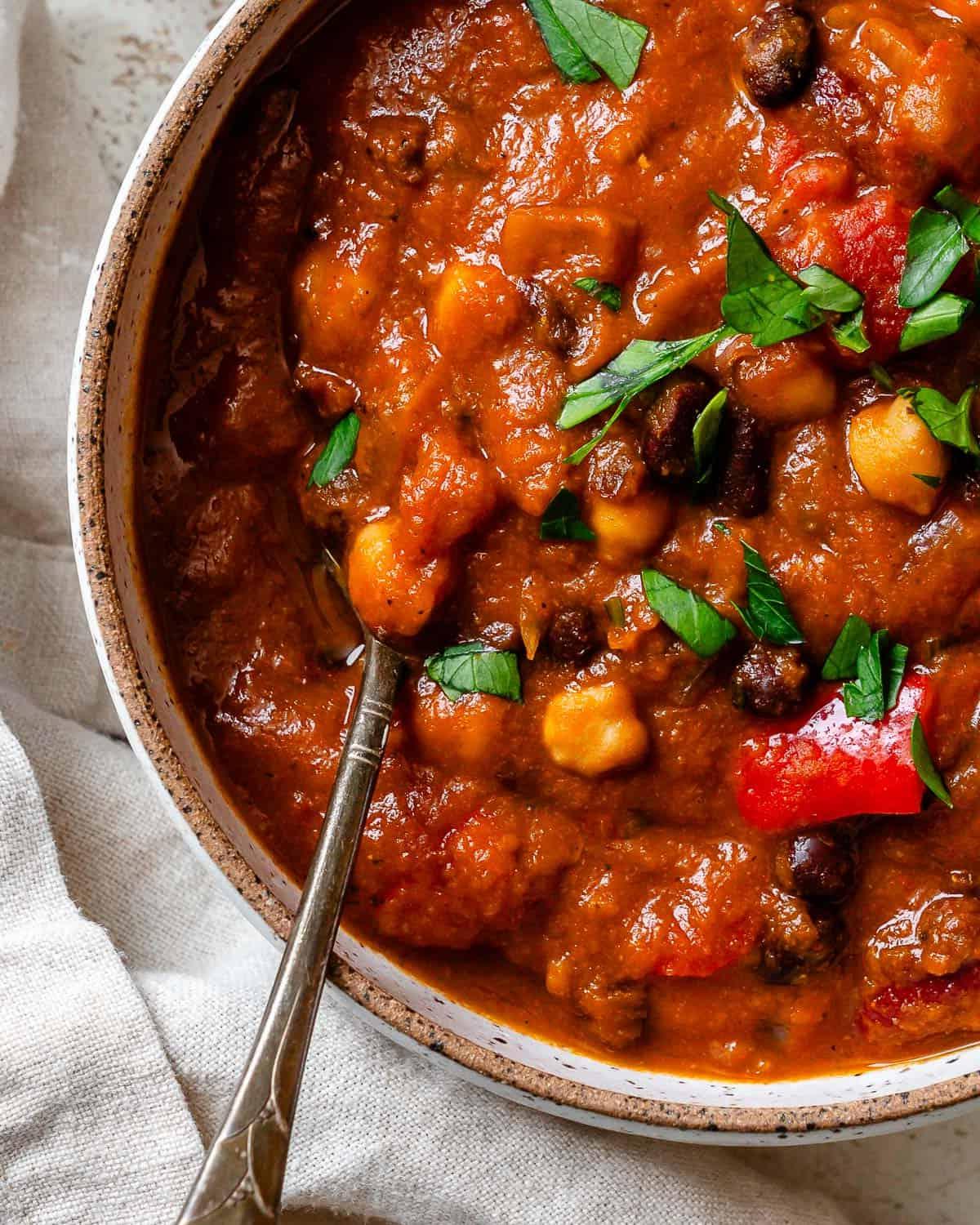 fertiges Veganes Kürbis-Chili [Herd + Slow Cooker] auf einer weißen Oberfläche