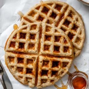Vegane Waffeln 11 Ein Stapel veganer Waffeln, übergossen mit Ahornsirup.