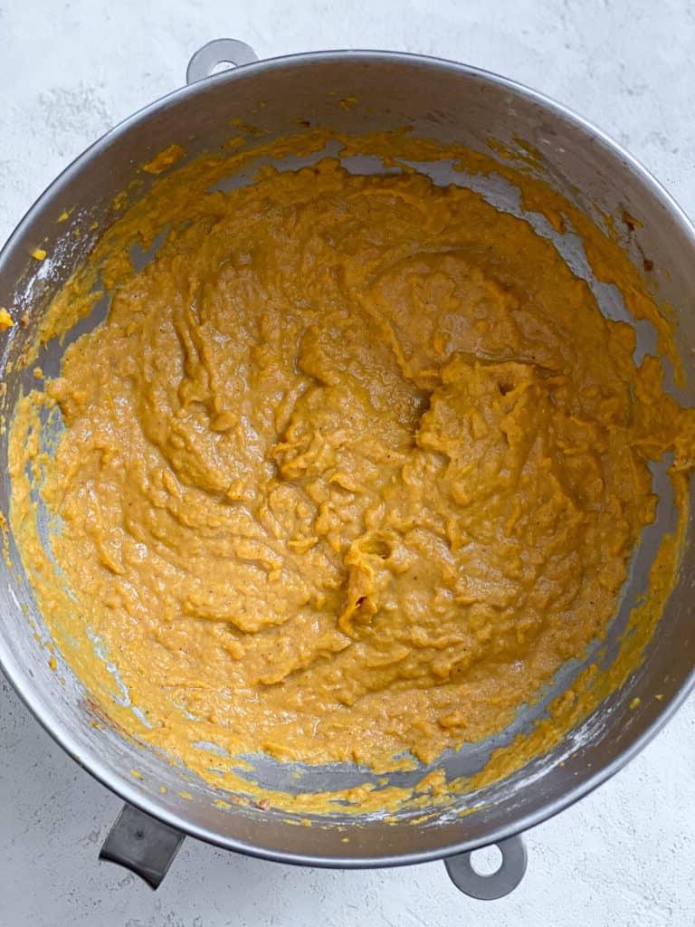Veganer Süßkartoffelkuchen 12 Endaufnahme des Mischens der Zutaten für den Süßkartoffel-Kuchen