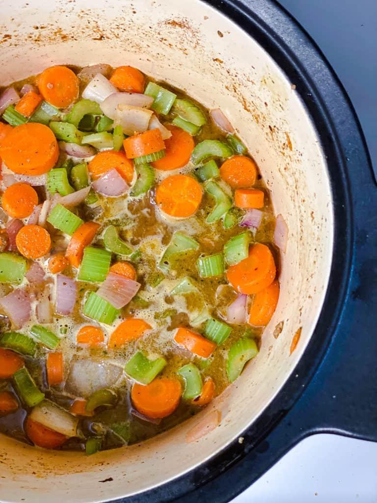 Prozessaufnahme: Gemüse kocht im Topf