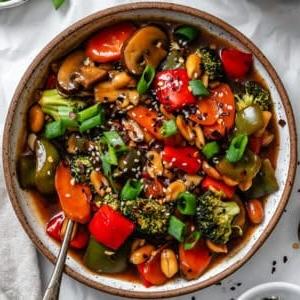 **Kung Pao-Gemüse** 12 Fertiges Kung Pao Gemüse auf einem Teller