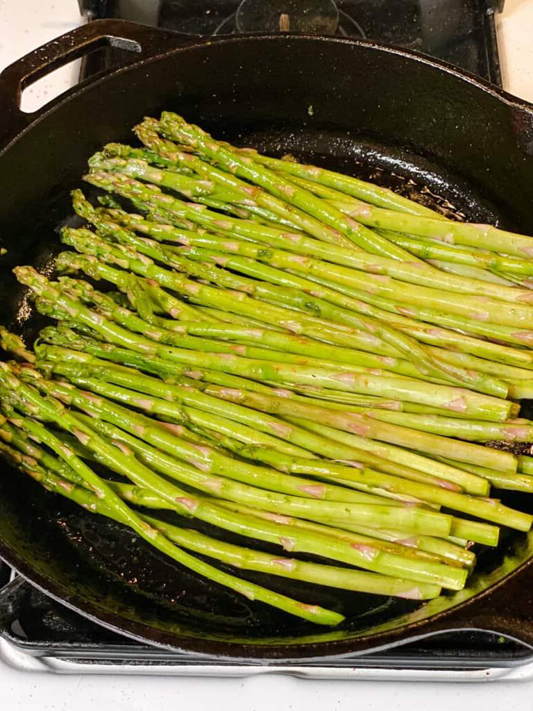 Gesunde Quinoa Gemüse-Bowl 12 Verarbeitungsschritt: Spargel in Pfanne kochen