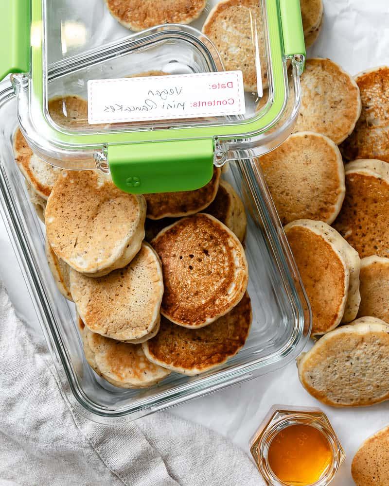 Einfache vegane Pfannkuchen in einem Lagerbehälter