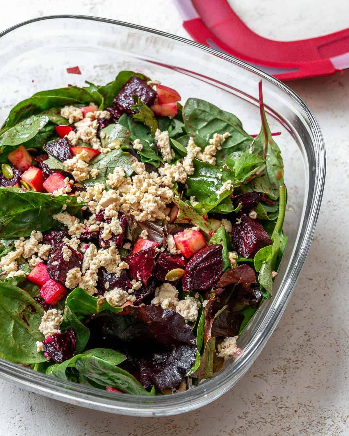 Veganer Gebratener Rote-Bete-Salat (Mit ‘Feta’ und Apfel) 12 Fertiger Veganer Rote Bete Salat (mit ‚Feta‘ und Apfel) in einer Schüssel