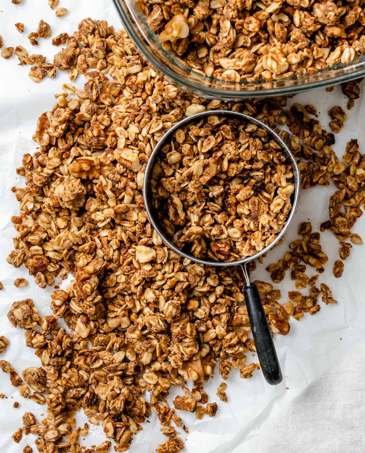 Einfaches Erdnussbutter Granola 12 completed Easy Peanut Butter Granola against a white background
