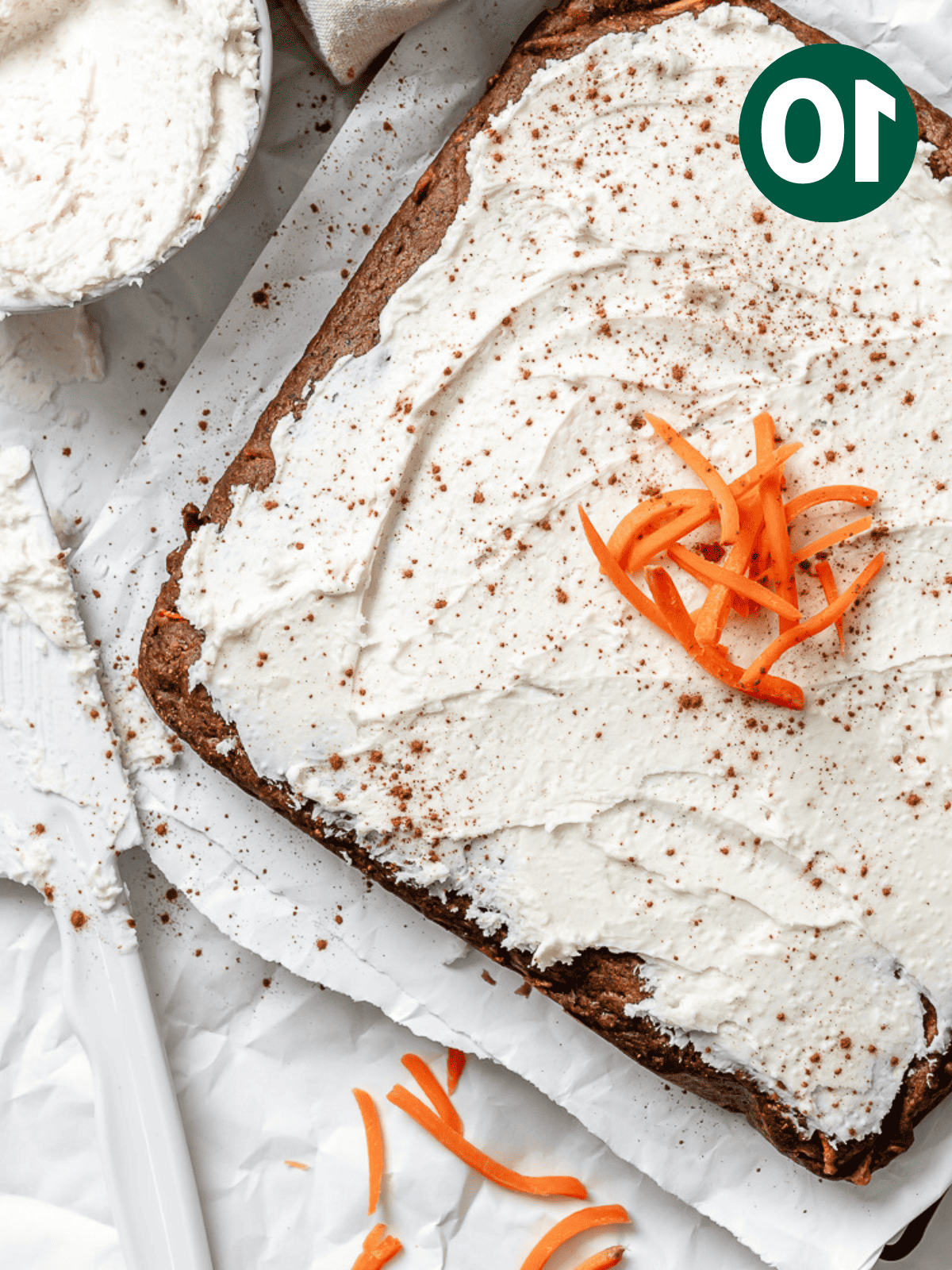 Veganer Karottenkuchen 13 Fertiger veganer Karottenkuchen auf weißer Oberfläche