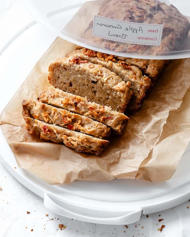 Apfel-Zimt-Brot 13 Geschnittenes Apfel-Zimt-Brot in einem Behälter mit der Aufschrift "Apfel-Zimt-Brot".