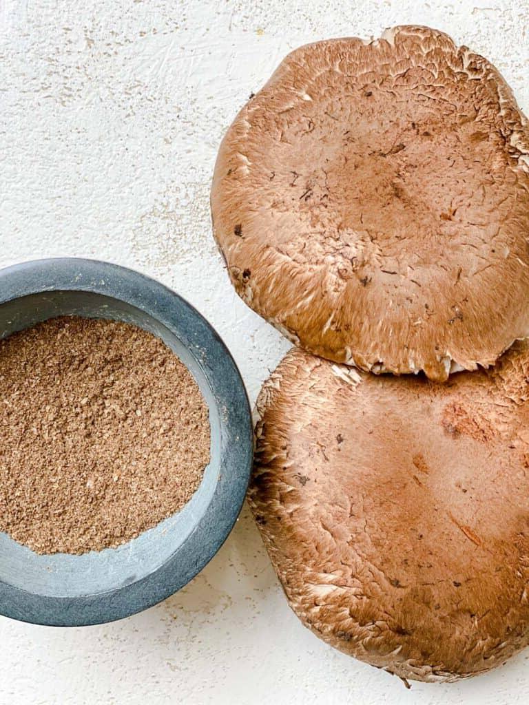 Portobello-Pilz-Sandwich mit Kaffee-Rub 13 Portobello-Pilze neben einer Schüssel mit Gewürzen