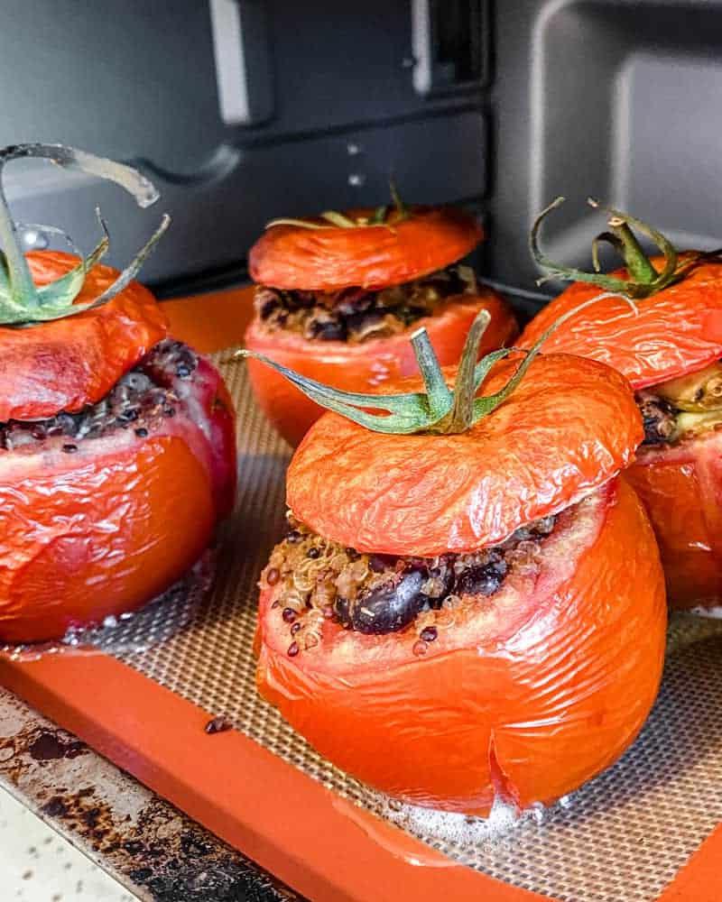 Gefüllte Tomaten 13 Nach dem Backen gefüllte Tomaten im Ofen