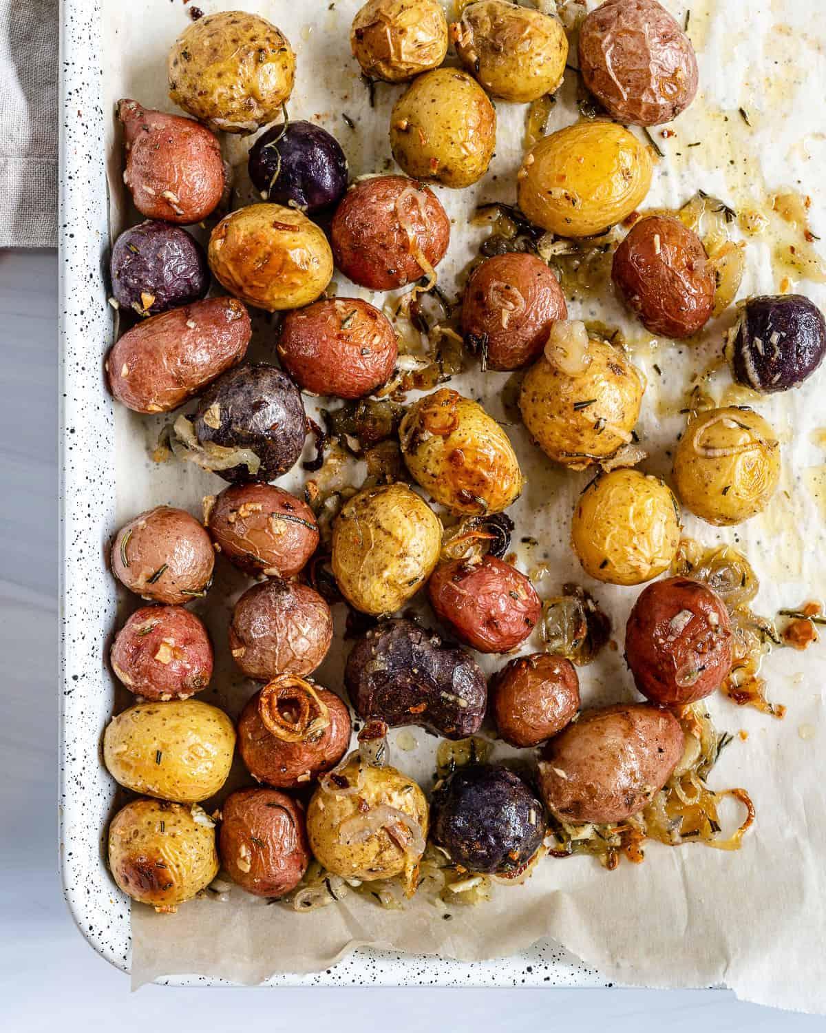 30 einfache vegane Kartoffelrezepte 13 Fertige Rosmarin-Bratkartoffeln in einem weißen Blech